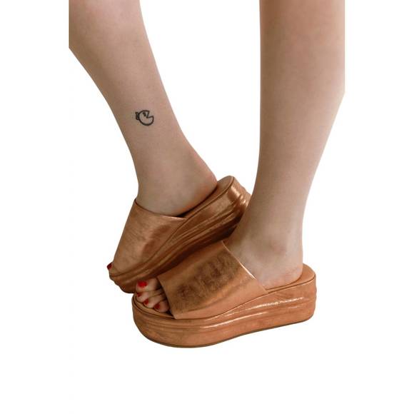 NEW FREE PEOPLE harbor flatform sandals in rose gold - Picture 2 of 3